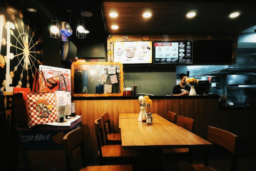 Έδεσαν εργαζόμενο με αλυσίδα σε κουζίνα fast food γιατί «έφευγε από το πόστο του»