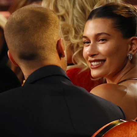 H Hailey Bieber εξηγεί πώς 