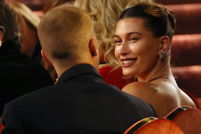 H Hailey Bieber εξηγεί πώς 