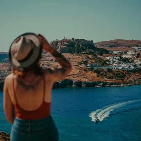 Μήπως φέτος πρέπει να πας διακοπές μόνος σου; 5 λόγοι να το κάνεις (όντως)