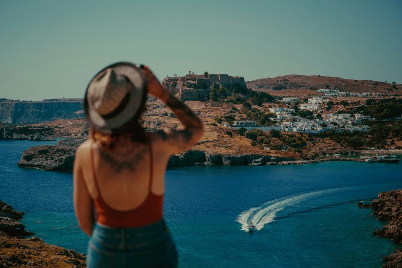 Μήπως φέτος πρέπει να πας διακοπές μόνος σου; 5 λόγοι να το κάνεις (όντως)
