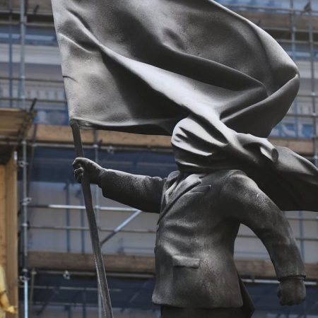 Τι συμβολίζει το νέο άγαλμα του Banksy στο Λονδίνο;