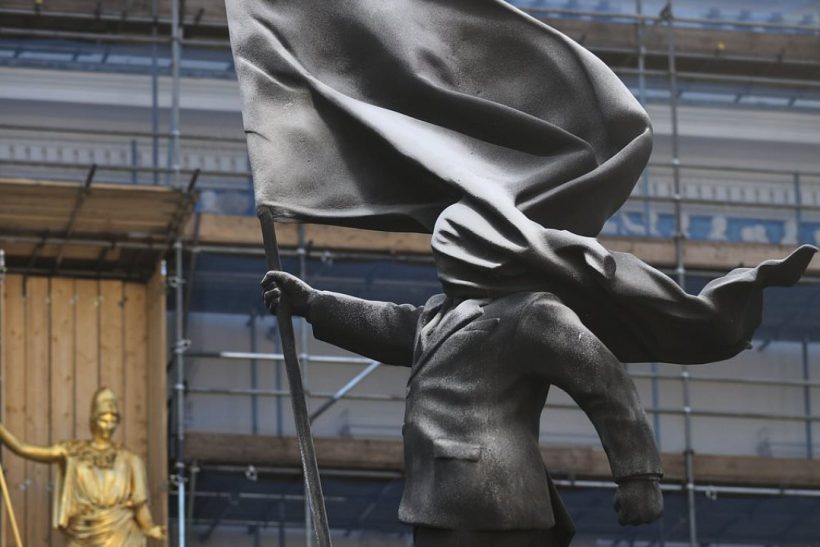 Τι συμβολίζει το νέο άγαλμα του Banksy στο Λονδίνο;