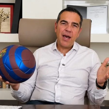 Τσίπρας με μπάλα Μπαρτσελόνα: Κάνει «teaser» για τα χρώματα του κόμματος