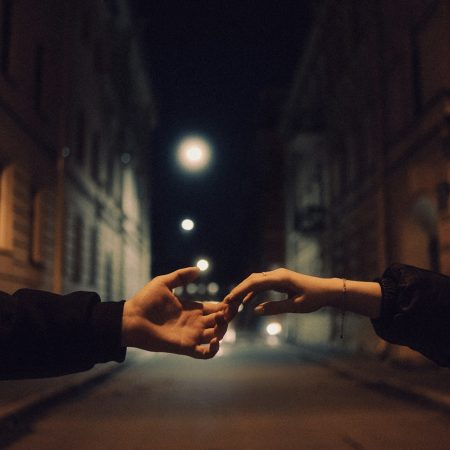 Γιατί θυμόμαστε κάποιες αγκαλιές μια ζωή;