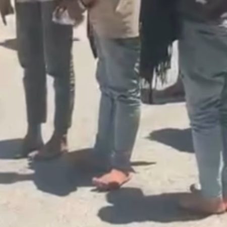 Ηράκλειο: Ξυπόλυτοι μετανάστες έριχναν νερό στην καυτή άσφαλτο για να αντέξουν τον πόνο