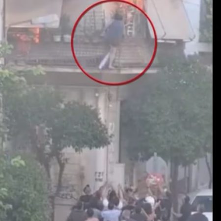 «Πήδα γιαγιά, θα σε πιάσω»: Η φράση που μας έκανε να ξαναπιστέψουμε στην ανθρωπιά