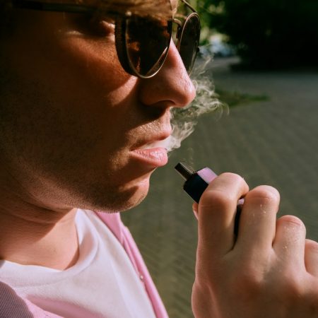 Οι πιο δημοφιλείς γεύσεις στα vapes κάνουν τη μεγαλύτερη “ζημιά” στον οργανισμό