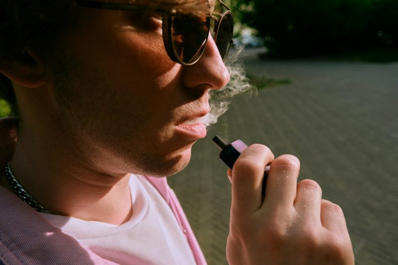 Οι πιο δημοφιλείς γεύσεις στα vapes κάνουν τη μεγαλύτερη “ζημιά” στον οργανισμό