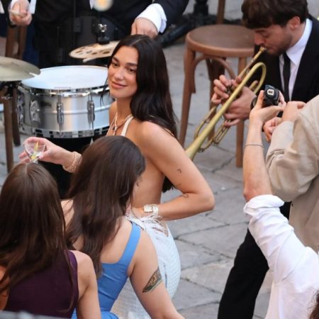 Dua Lipa: Είναι ΟΚ πλούσιοι-διάσημοι να νοικιάζουν ολόκληρες πόλεις για τον γάμο τους;