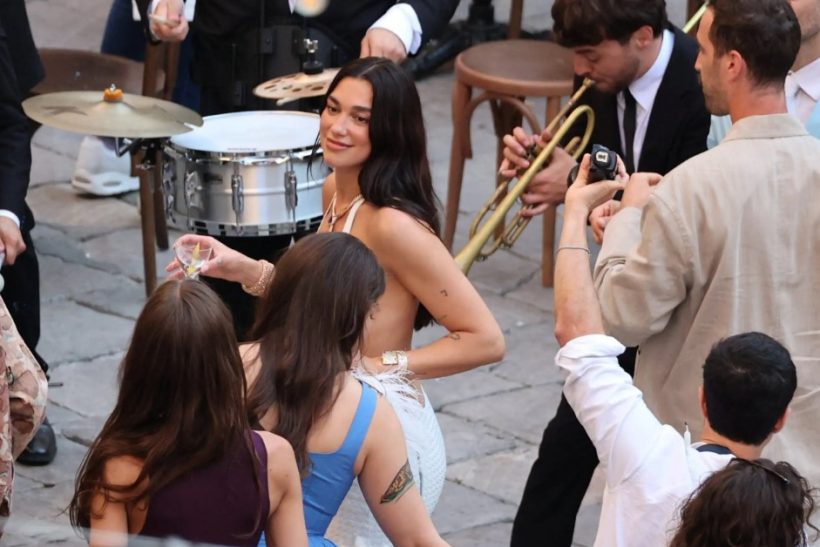 Dua Lipa: Είναι ΟΚ πλούσιοι-διάσημοι να νοικιάζουν ολόκληρες πόλεις για τον γάμο τους;