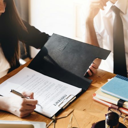 Δικαστικές αίθουσες V.S. παιδικά δωμάτια: Πώς είναι να είσαι γυναίκα δικηγόρος και μαμά σήμερα;