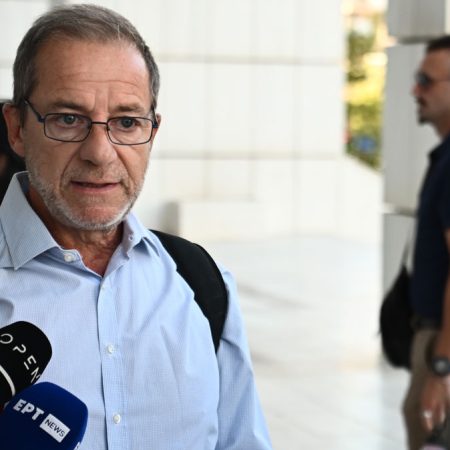 Ο Δημήτρης Λιγνάδης διδάσκει ιδιαίτερα ενώ περιμένει την απόφαση του Εφετείου