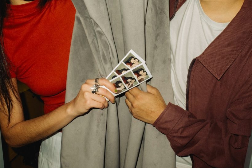 H Gen Z αν και ζει στην τεχνολογία εκτυπώνει ακόμα τις φωτογραφίες στο χαρτί
