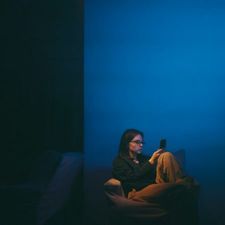 12 σκέψεις που δείχνουν ότι έχει περάσει από τη ζήλια στην εμμονή