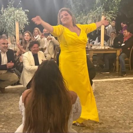 Η Βίκυ που ξαναέγινε «Στέλλα» στο γλέντι του γάμου της Δανάης Μπάρκα ήταν απλά iconic