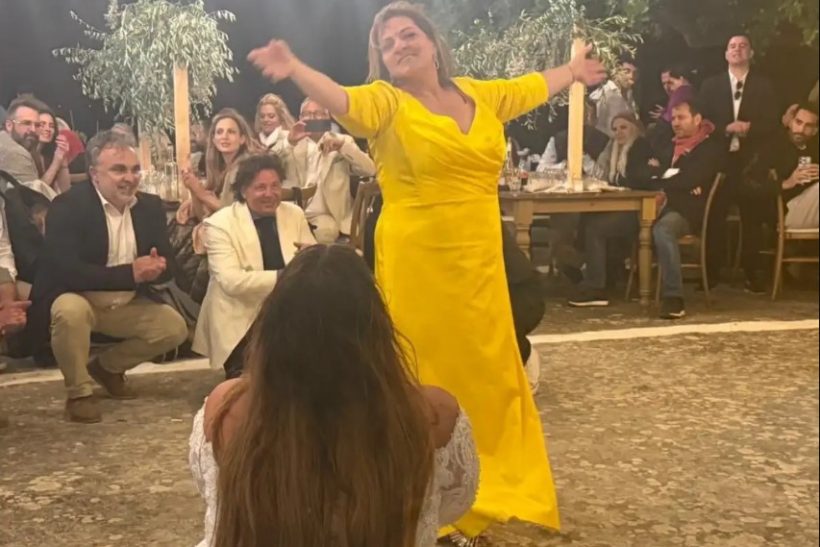 Η Βίκυ που ξαναέγινε «Στέλλα» στο γλέντι του γάμου της Δανάης Μπάρκα ήταν απλά iconic