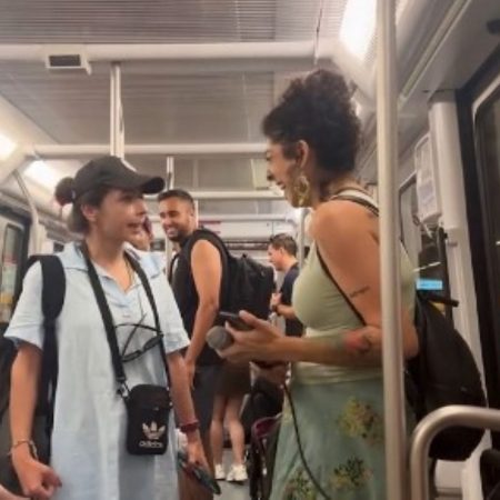 Βαρκελώνη: Γυναίκα ουρλιάζει στο πρόσωπο κοπέλας που τραγουδά στο μετρό