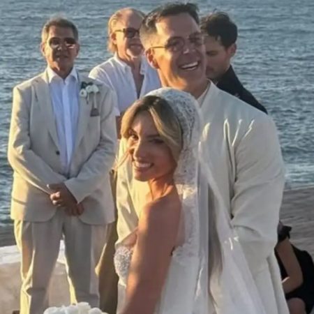 Γάμος Οικονομάκου - Τσερέλα στη Πάρο: Συγκίνησαν οι όρκοι, εντυπωσίασε το νυφικό