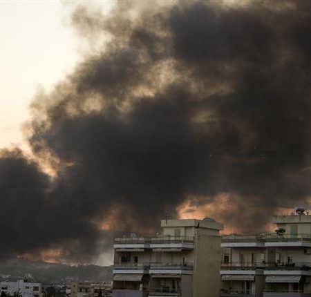 Τοξικό νέφος σκέπασε τη Θεσσαλονίκη μετά τη μεγάλη φωτιά - Τι συστήνουν οι Αρχές