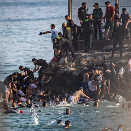 Κύμα εισροής μεταναστών από το Μαρόκο έφερε χάος και 18 νekρούς στη Θέουτα