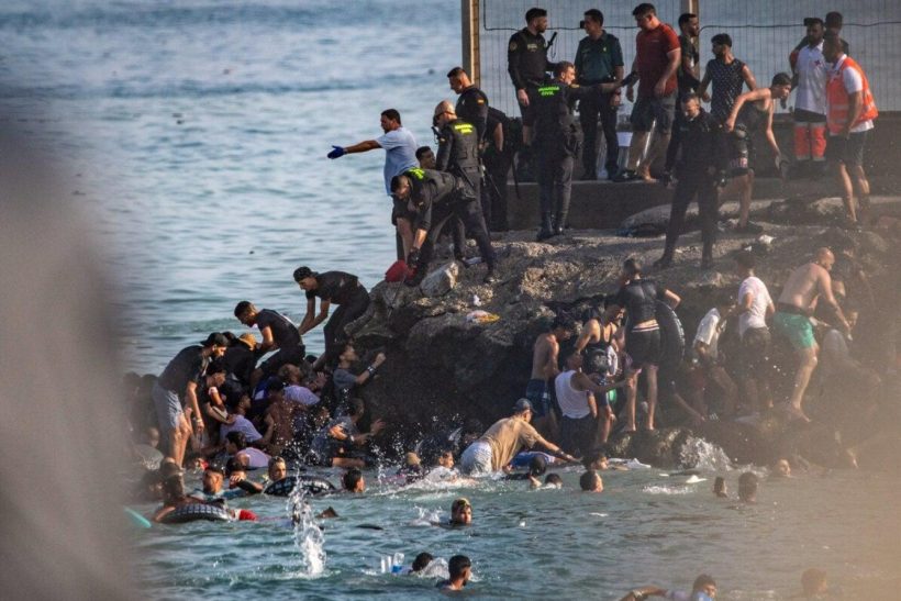 Κύμα εισροής μεταναστών από το Μαρόκο έφερε χάος και 18 νekρούς στη Θέουτα