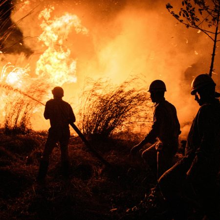 Πώς είναι να είσαι εθελοντής-πυροσβέστης κι όλα γύρω σου να καίγονται;