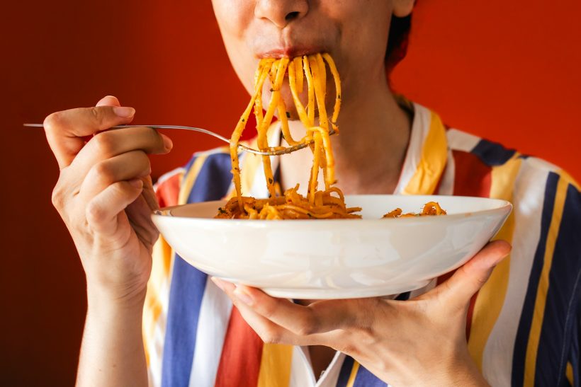 Food noise: Γιατί σκέφτεσαι συνέχεια τι θα φας ακόμα κι όταν δεν πεινάς