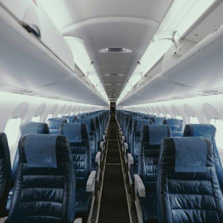 Οι αεροπορικές ετοιμάζουν το τέλος της πιο μισητής θέσης στο αεροπλάνο