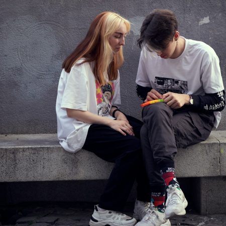 Γιατί το phubbing είναι τόσο ύπουλο για τη σχέση σου;