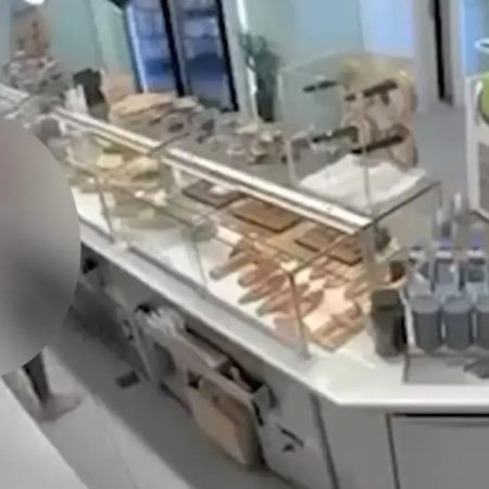 O γuμνός influencer ξαναχτυπά σε καφέ στη Μύκονο και προκαλεί πανικό (vid)