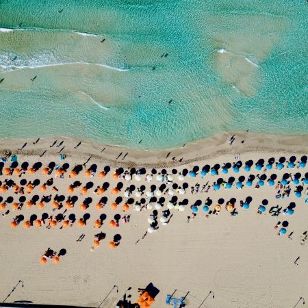 Στη Σικελία ξεβράστηκαν 700.000 ευρώ σε παραλία· Εδώ μόνο λαγοκέφαλοι