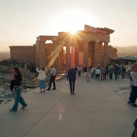 60χρονος άνδρας με μαχaίρι επιτέθηκε σε δύο τουρίστες έξω από την Ακρόπολη