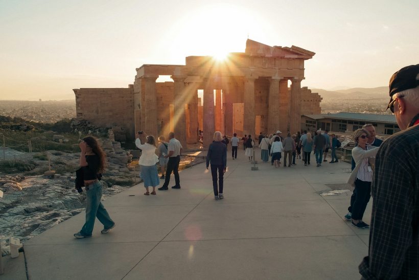 60χρονος άνδρας με μαχaίρι επιτέθηκε σε δύο τουρίστες έξω από την Ακρόπολη