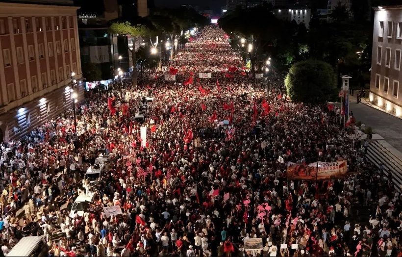 Αλβανία: Η 35η διαδήλωση της «Επανάστασης των Ροζ Φλαμίνγκο» είχε απόλυτη μαζικότητα