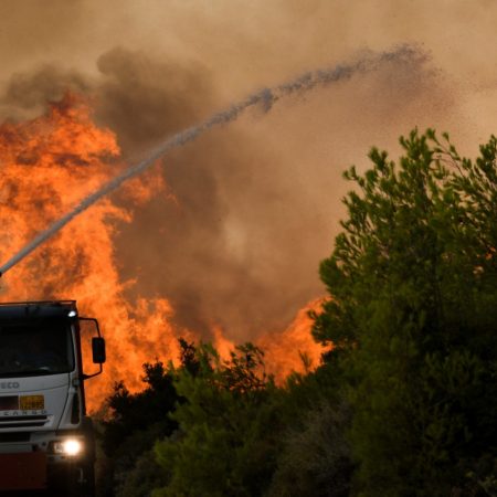 Οι 51 φωτιές που καίνε τη χώρα μέσα σε ένα 24ωρο