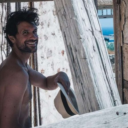 Ο Ορφέας Αυγουστίδης αγκαλιά με τη νεογέννητη κόρη του στο πιο τρυφερό ηλιοβασίλεμα