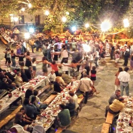 Γιατί τα πανηγύρια μας σώζουν (και μας γιατρεύουν) κάθε καλοκαίρι