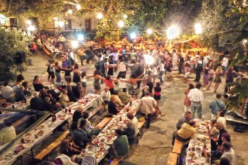 Γιατί τα πανηγύρια μας σώζουν (και μας γιατρεύουν) κάθε καλοκαίρι