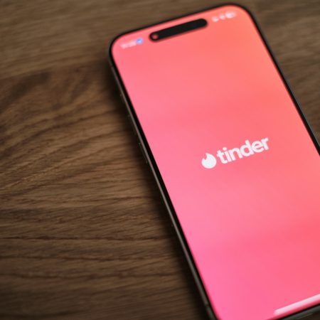 Αν τα ζώδια έφτιαχναν bio στο Tinder, αυτά θα έγραφαν