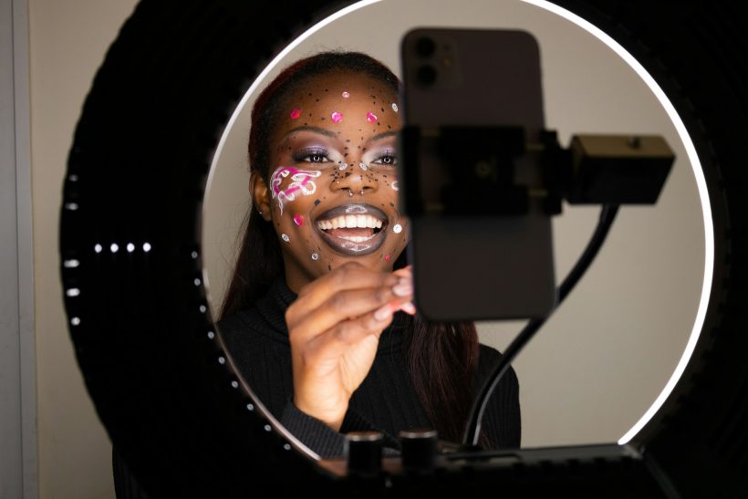 Η νέα φεουδαρχία των platforms: Μεσαία τάξη στο TikTok - ελίτ στο Instagram