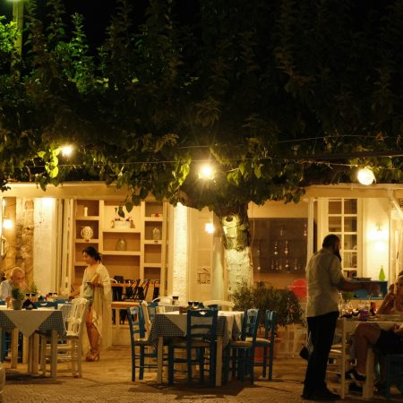 Τα τελευταία βράδια του Αυγούστου κουβαλούν όλους τους καλοκαιρινούς αποχαιρετισμούς