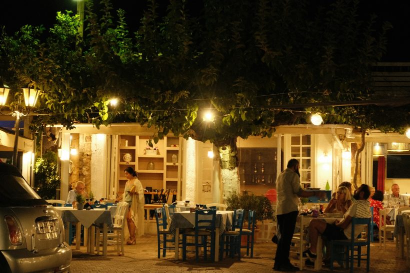 Τα τελευταία βράδια του Αυγούστου κουβαλούν όλους τους καλοκαιρινούς αποχαιρετισμούς