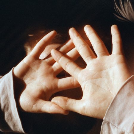 Την κλείδωσε, τη χτuπησε, τη βίaσε: Πόσες γυναίκες πρέπει ακόμα να φοβηθούν μέσα στο σπίτι τους;