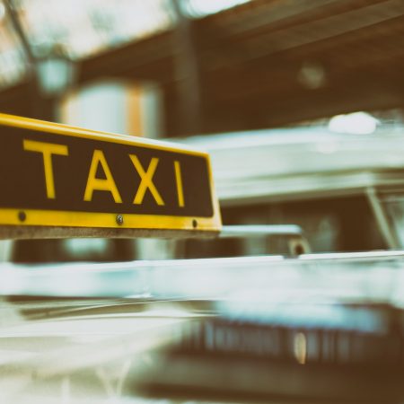 Καλώς ήρθατε στην Ελλάδα, όπου οι ταξιτζήδες για αεροδρόμιο-κέντρο θα σας πάρουν 600 ευρώ
