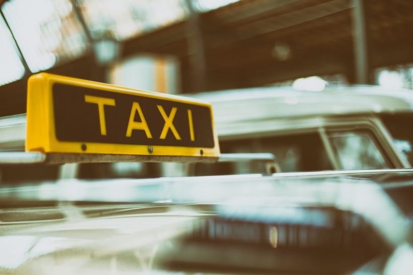 Καλώς ήρθατε στην Ελλάδα, όπου οι ταξιτζήδες για αεροδρόμιο-κέντρο θα σας πάρουν 600 ευρώ