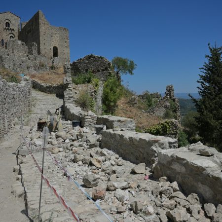 Σε κλειστό ξενοδοχείο-φρούριο κρατούσε το πτwμα του πατέρα του ο 55χρονος για να τσεπώνει τη σύνταξη