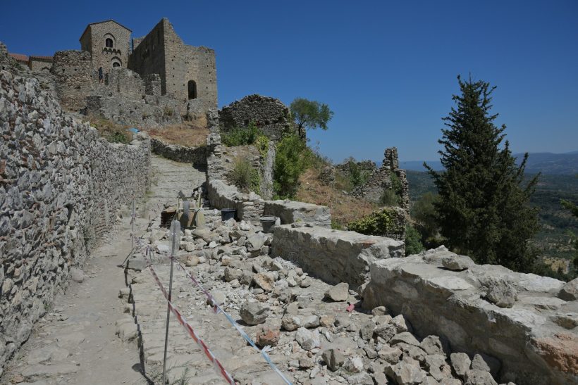 Σε κλειστό ξενοδοχείο-φρούριο κρατούσε το πτwμα του πατέρα του ο 55χρονος για να τσεπώνει τη σύνταξη