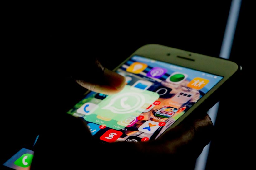 Το διαβ0λάκι των social media που τρυπάει την εμπιστοσύνη στις σχέσεις