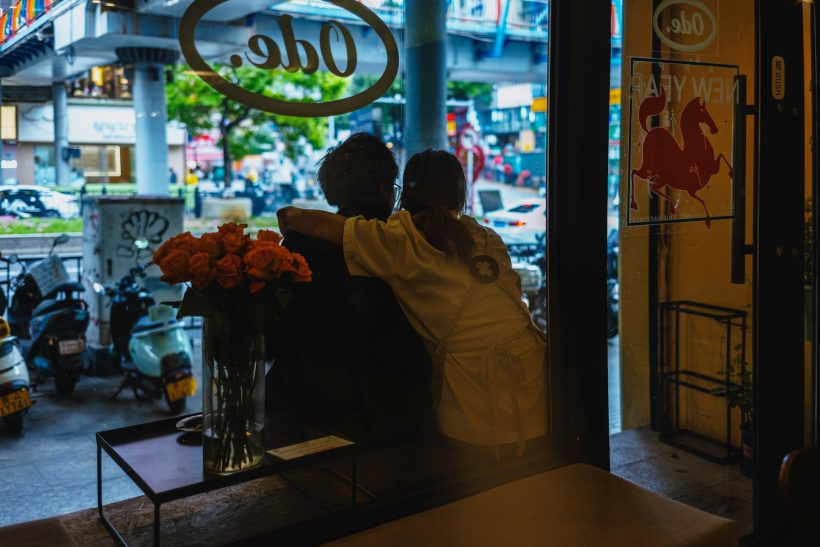 Καλύτερα με αμαρτωλούς που παραδέχονται τα λάθη τους, παρά με «αγίους» που τα κρύβουν